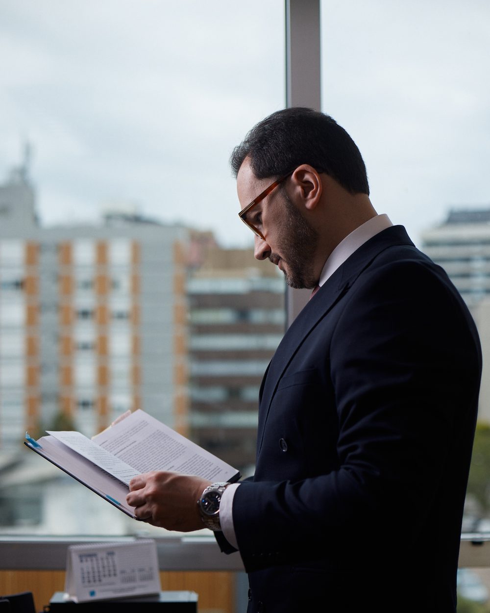 Rodrigo Grecellé Vares lendo autos no escritório